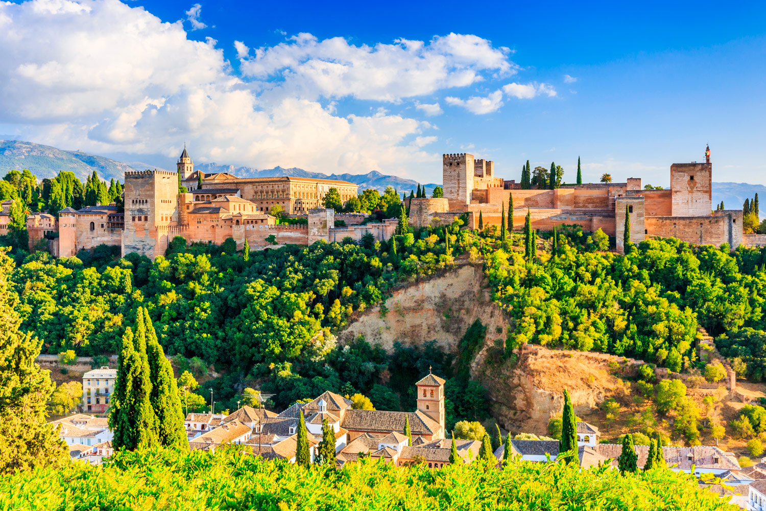 La Alhambra en Granada a 124 km de Casa Rural Aire