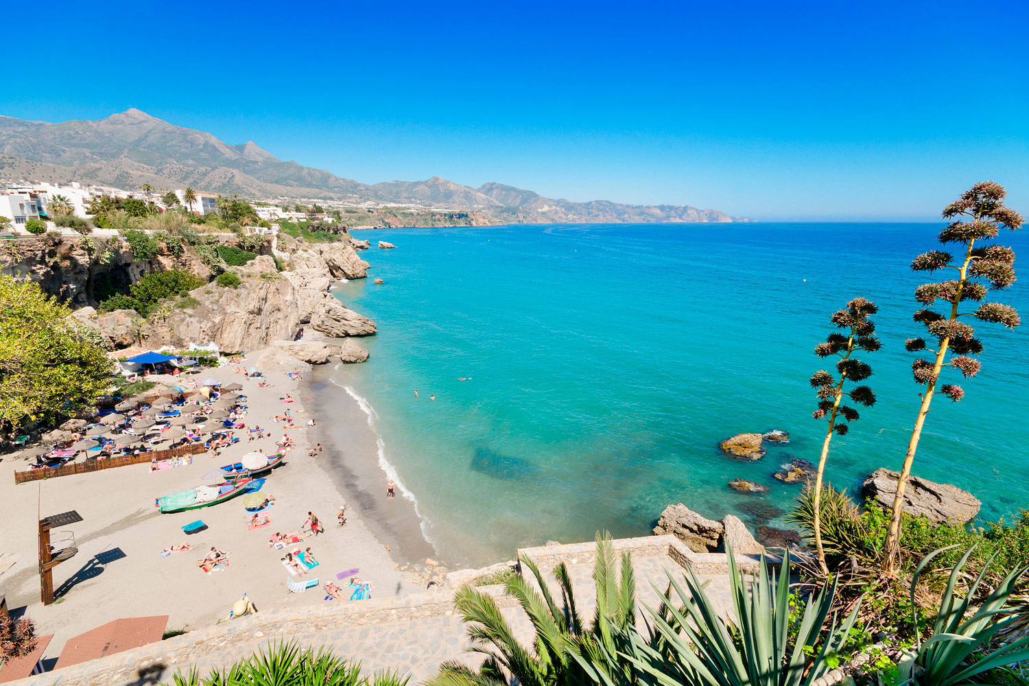 Nerja a 123 km de Casa Rural Aire